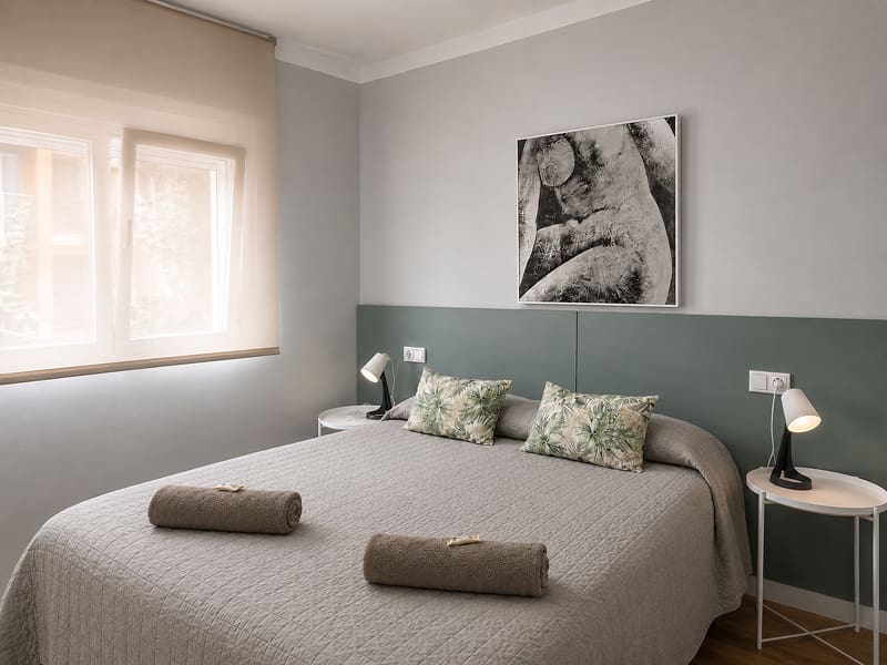 Apartamento Acogedor by Cozycatalonia | Dormitorio principal Dormitorio luminoso con cama doble y decoración