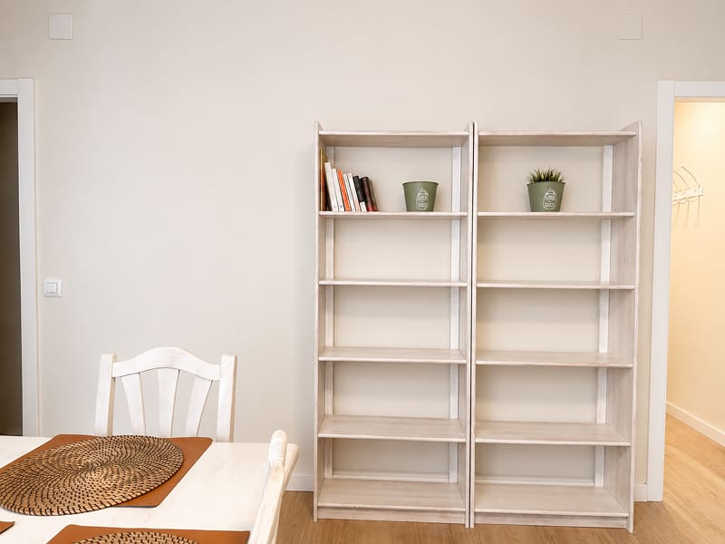 Apartamento Acogedor by Cozycatalonia | Comedor Comedor con mesa y estanterías
