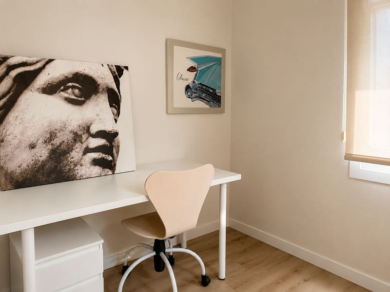 Apartamento Acogedor by Cozycatalonia | Zona de escritorio Escritorio junto a la ventana con espacio de trabajo