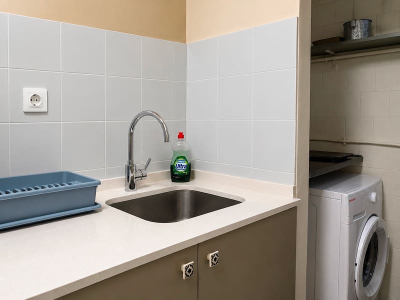 Apartamento Acogedor by Cozycatalonia | Zona de lavandería Cocina con fregadero y zona de lavandería