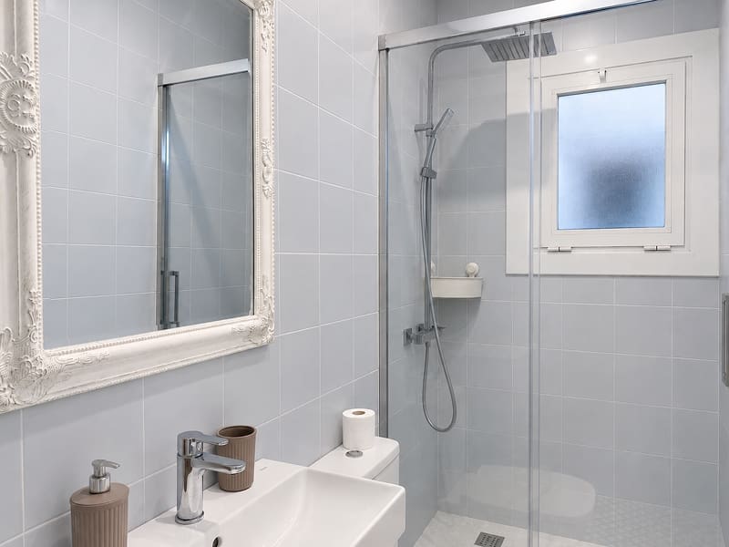 Apartamento Acogedor by Cozycatalonia | Baño privado Baño moderno con ducha acristalada y acabados en tonos blancos