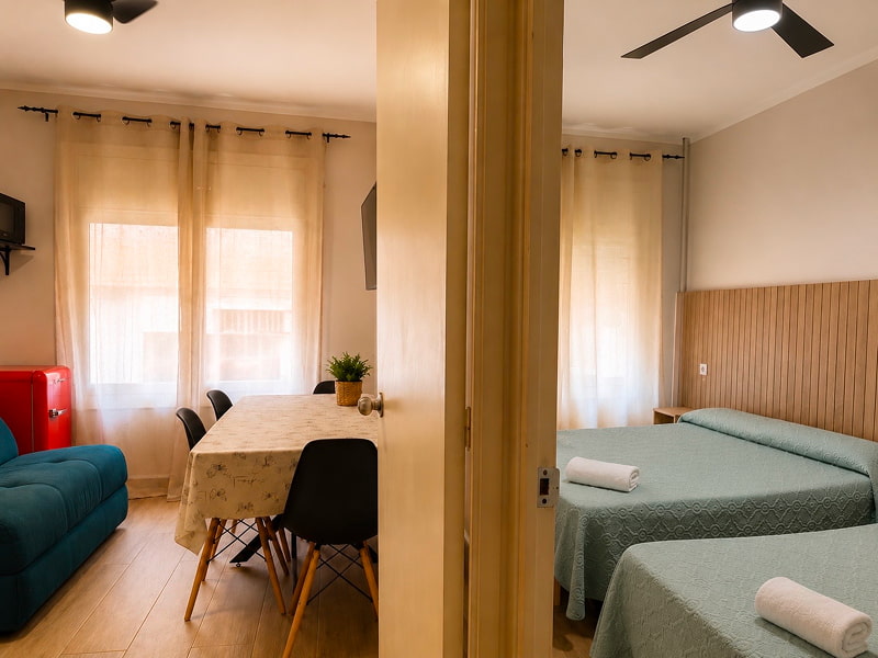Apartamento by Cozycatalonia | Vistas interiores Interior luminoso con dos camas dobles