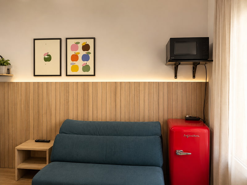 Apartamento by Cozycatalonia | Zona de estar Zona de estar con sofá, microondas y minibar