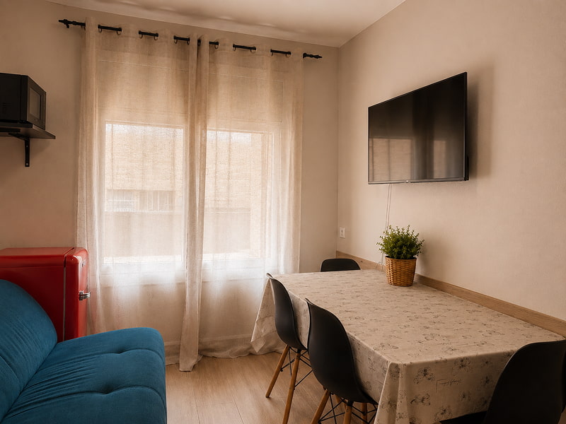 Apartamento by Cozycatalonia | Salón comedor Salón con comedor y ambiente acogedor y televisión