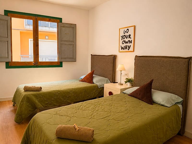 Ático Exclusivo by CozyCatalonia | Habitación Twin Exterior Habitación con dos camas individuales y ventana exterior