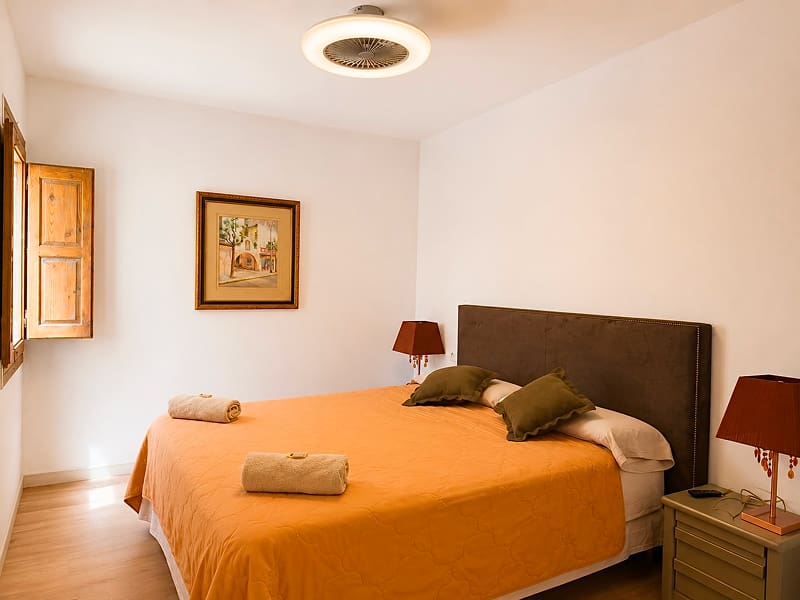 Ático Exclusivo by CozyCatalonia | Dormitorio principal Dormitorio principal con cama de matrimonio y luz natural