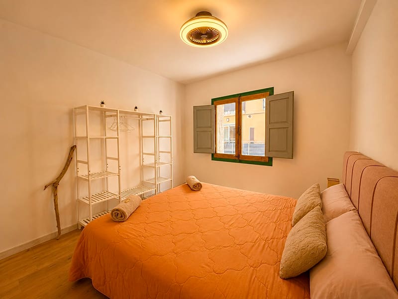 Ático Exclusivo by CozyCatalonia | Dormitorio Twin Acogedor Dormitorio con cama de matrimonio y armario abierto