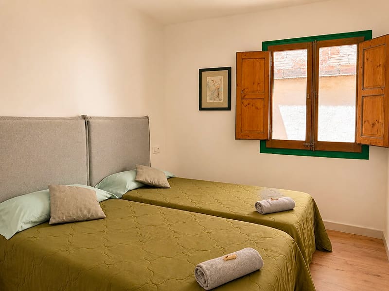 Ático Exclusivo by CozyCatalonia | Dormitorio con camas individuales Habitación con dos camas individuales y una ventana