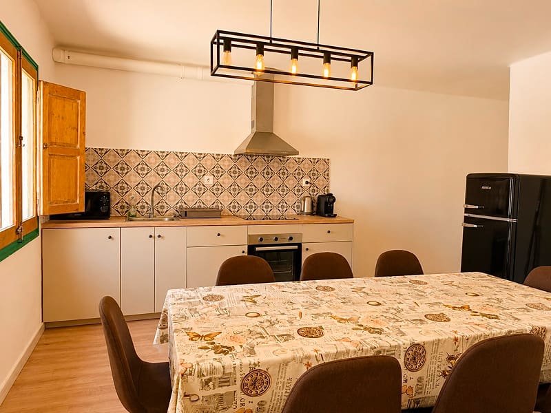 Ático Exclusivo by CozyCatalonia | Salón Comedor Salón comedor espacioso con mesa grande y zona de estar.