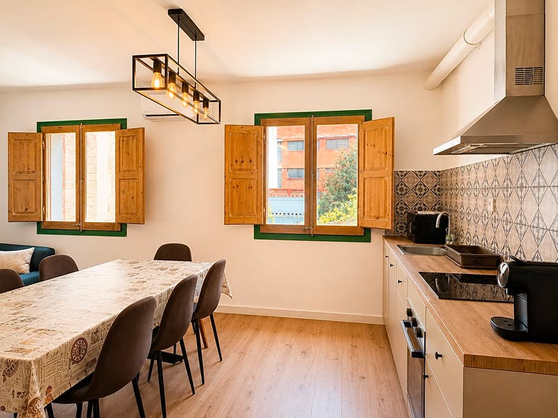 Ático Exclusivo by CozyCatalonia | Cocina y comedor Cocina equipada abierta al comedor