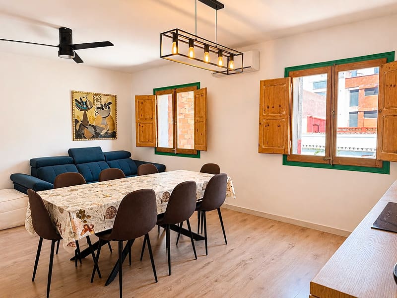 Ático Exclusivo by CozyCatalonia | Comedor amplio Comedor amplio con mesa para ocho personas