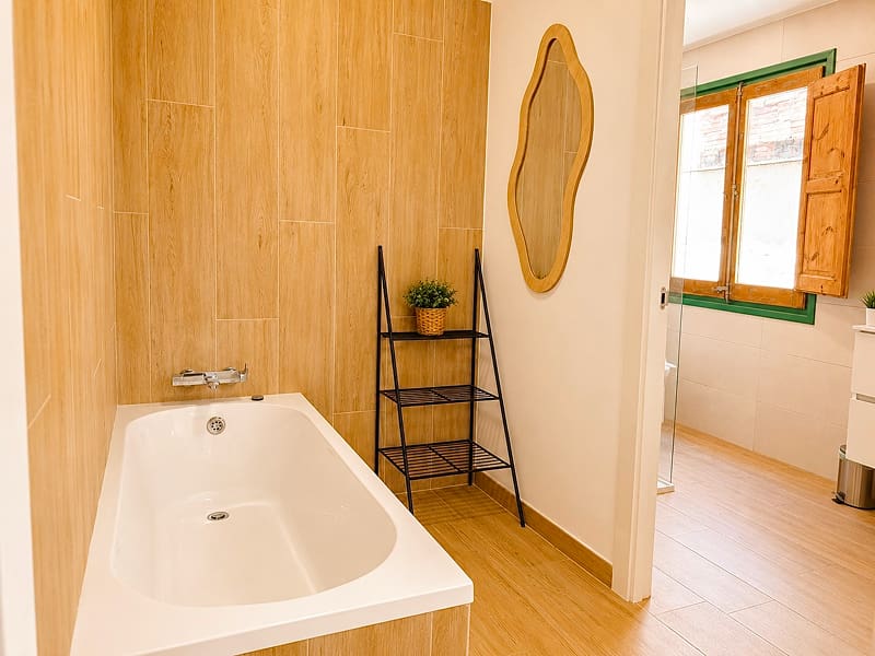Ático Exclusivo by CozyCatalonia | Suite con Bañera Habitación amplia con bañera integrada y espacio de almacenamiento.