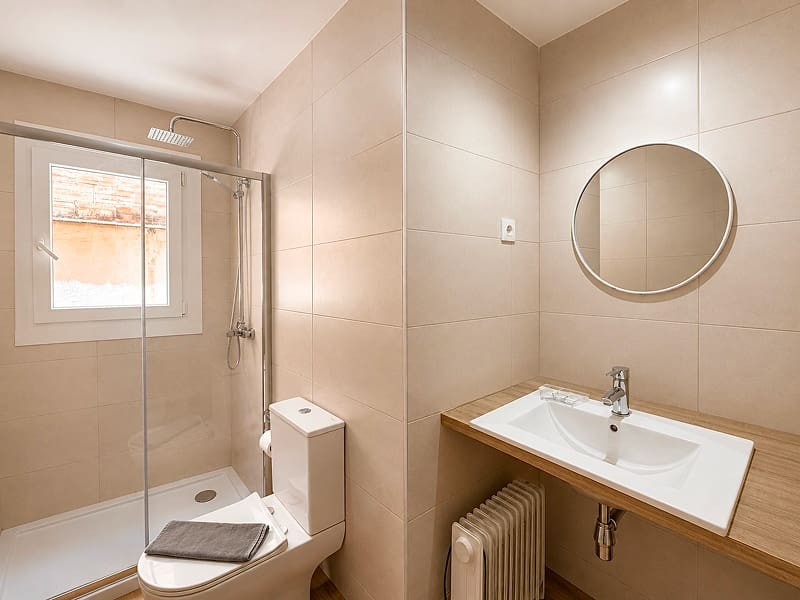 Ático Exclusivo by CozyCatalonia | Baño con ducha Baño con ducha, lavabo y espejo redondo