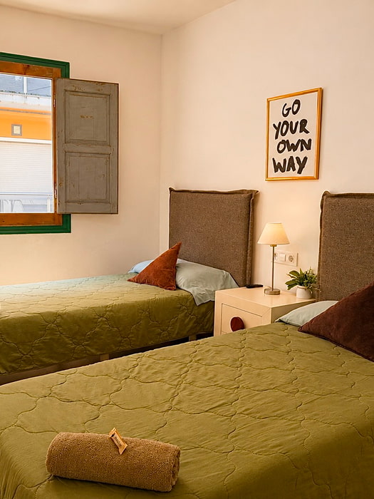 Ático Exclusivo By Cozycatalonia Habitación con dos camas individuales y ventana exterior