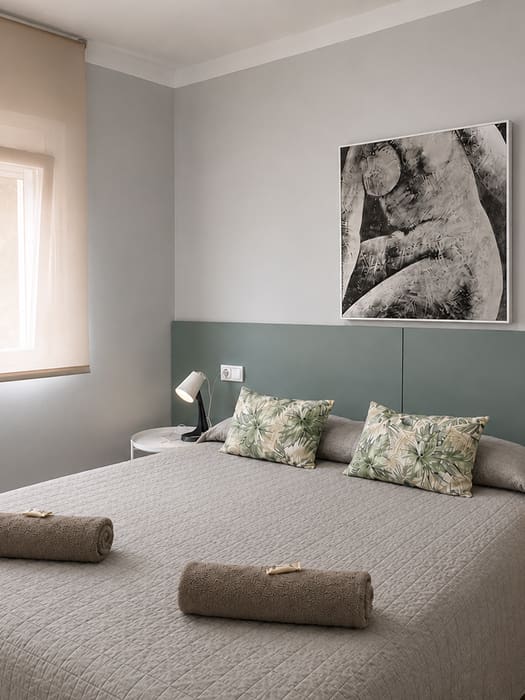 Apartamento Acogedor By Cozycatalonia Dormitorio acogedor con cama doble