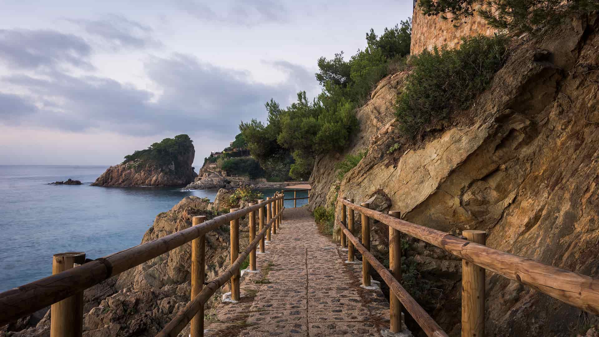 Camino costero entre acantilados y paisaje mediterráneo en la Costa Brava