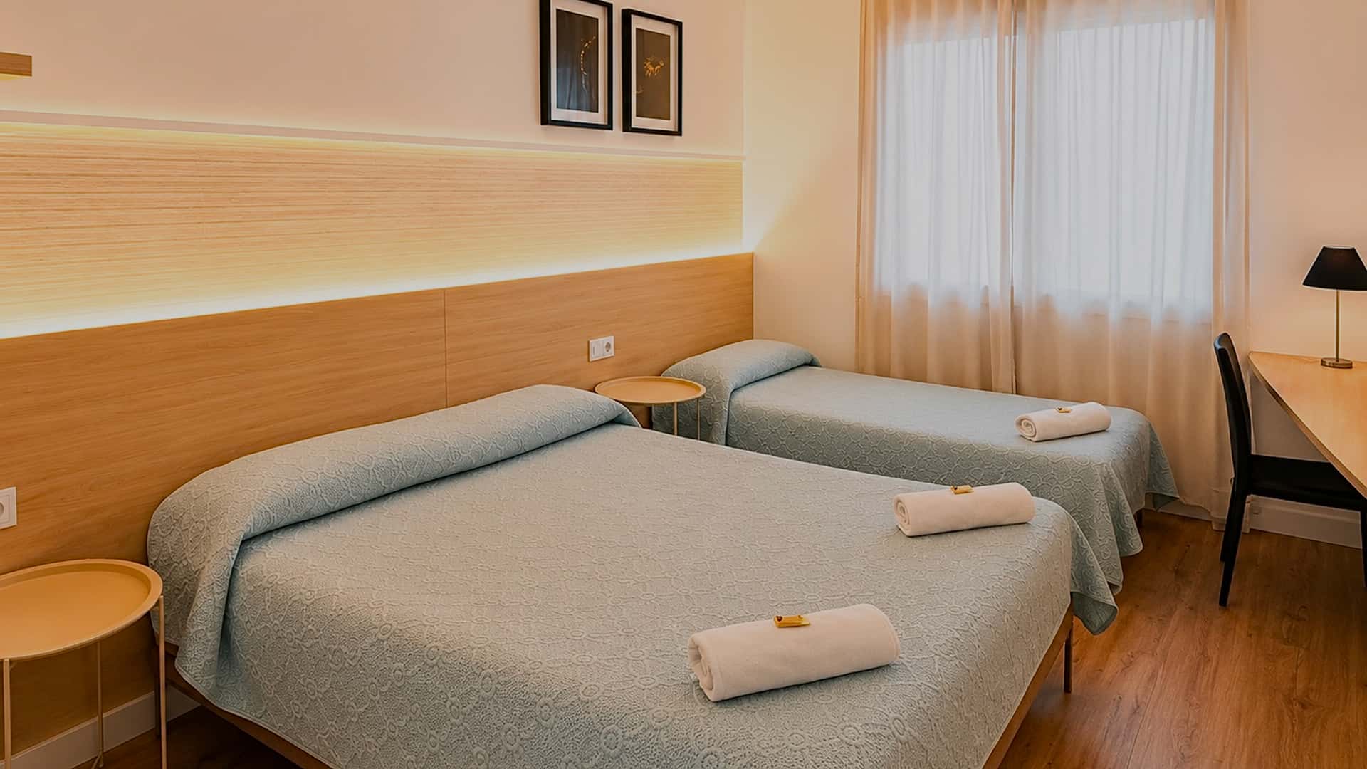 Habitación doble con cama grande y mobiliario