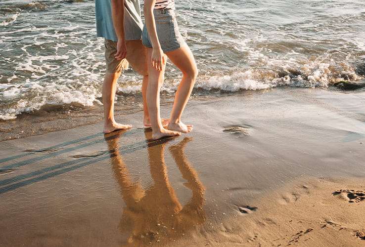 Paseos junto al mar en Blanes Pareja caminando por la orilla de la playa