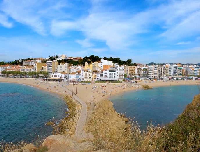 La palomera Vista panorámica de La Palomera y la playa principal de Blanes