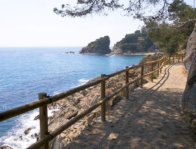 Cala Sant Francesc Camino junto al mar con vistas a Cala Sant Francesc en la Costa Brava