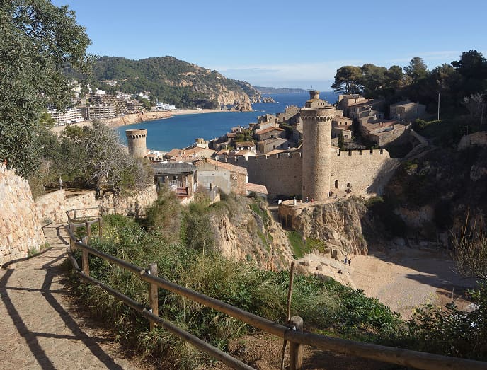 Camino de Ronda Camino con vistas a un castillo histórico y al mar Mediterráneo