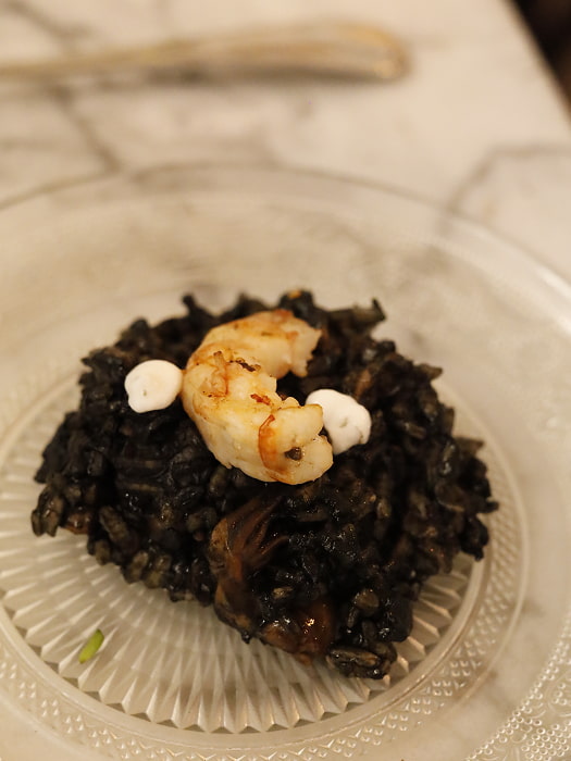 Gastronomía mediterránea Plato de arroz negro con gambas