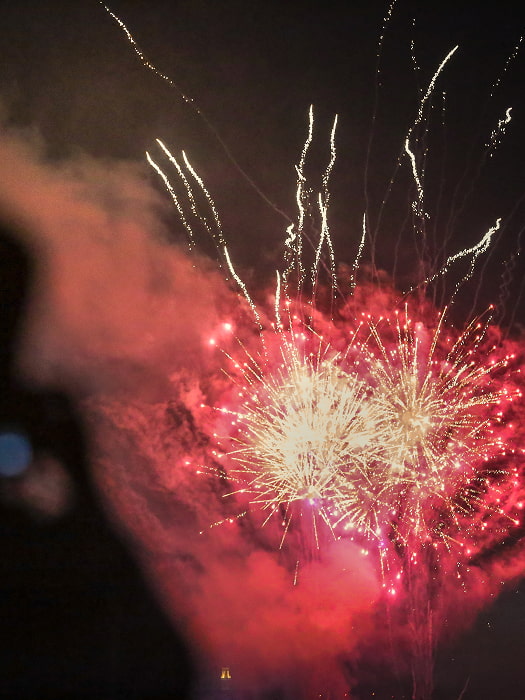 Fiestas y eventos Fuegos artificiales iluminando el cielo durante un evento