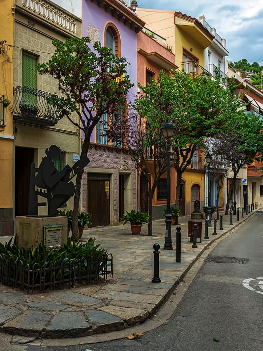 Centro histórico de Blanes Calle tradicional con edificios coloridos