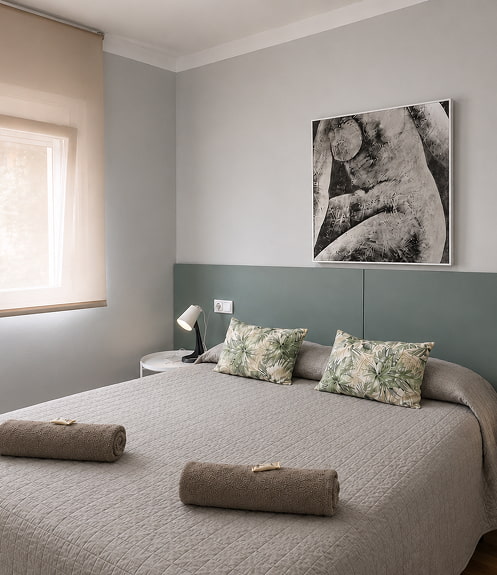 Habitación con dos camas individuales y salida a una terraza exterior