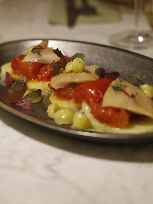 Plato de pasta rellena con tomate, setas y verduras