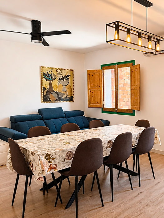 Apartamento con salón luminoso, sofá grande y comedor