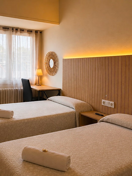 Habitación  con cama cómoda y  ventanales