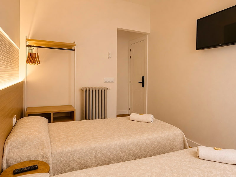 Interior acogedor con dos camas individuales