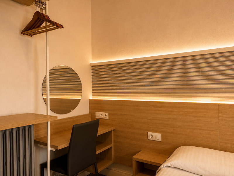 Zona de escritorio de la habitación