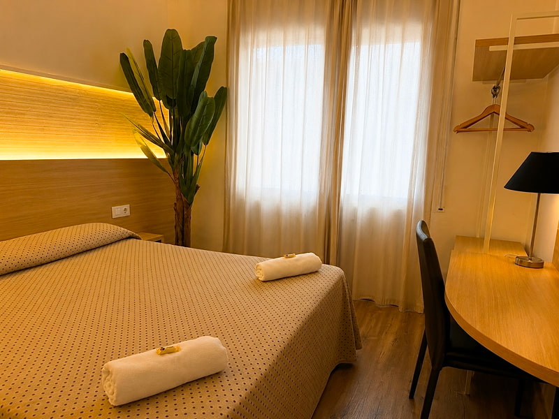 Habitación acogedora con cama doble y luz ambiental cálida