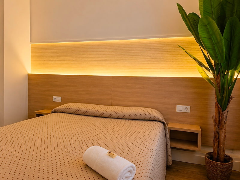 Interior de la habitación con cama de matrimonio