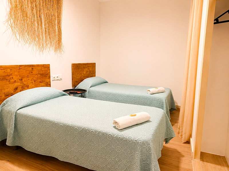 Dormitorio con camas individuales y detalles rústicos en madera