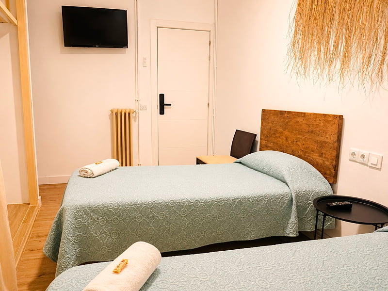 Dormitorio acogedor con cama doble y cabecero de madera