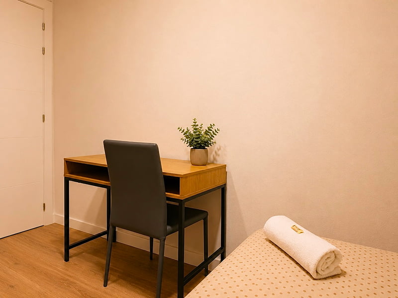 Habitación con camas individuales y detalles rústicos