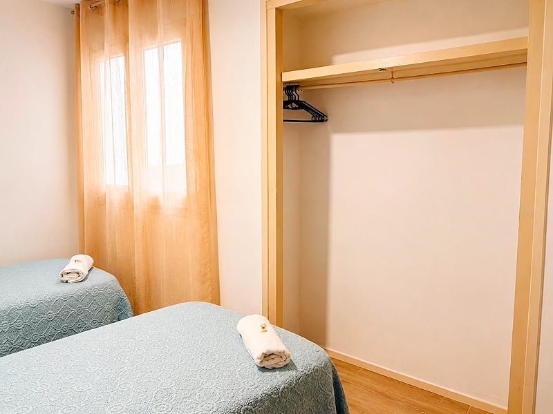 Armario abierto integrado en una habitación cómoda y funcional