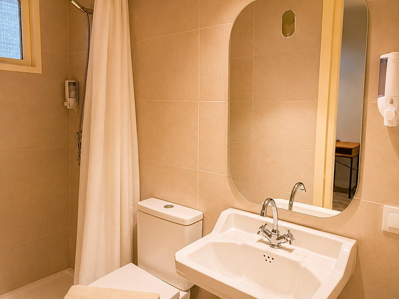 Ducha amplia con acabados modernos en tonos neutros