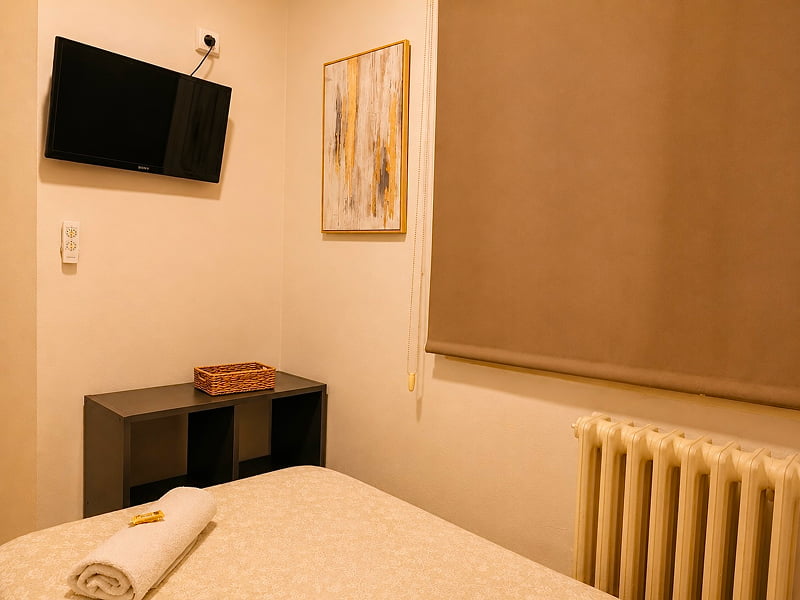 Dormitorio con cama individual y detalles cálidos