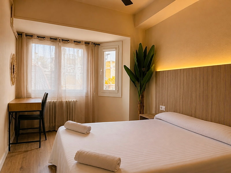 Dormitorio principal con cama de matrimonio y escritorio