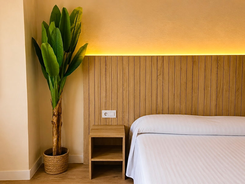 Detalles en madera y luz ambiental 