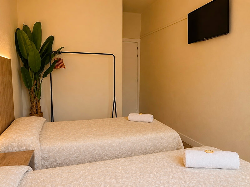 Habitación con dos camas individuales y televisión