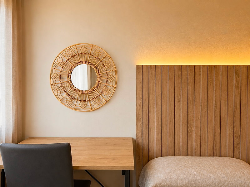 Zona de trabajo con escritorio y espejo decorativo