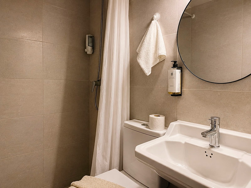  Cuarto de baño moderno con ducha y acabados minimalistas