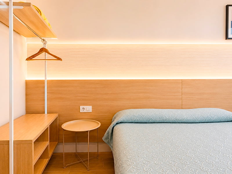 Dormitorio con cama de matrimonio y armario abierto