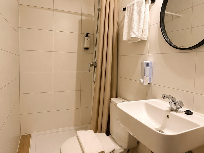 Baño privado con ducha amplia
